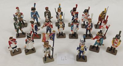 de nombreuses figurines de différentes tailles et couleurs