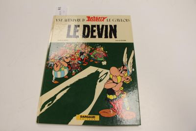 un gros plan sur une bande dessinée posée sur une table