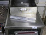 une image d'une friteuse commerciale dans une cuisine