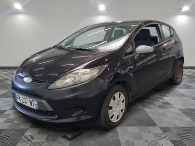 une photo d'une ford fiesta noire garée dans un garage