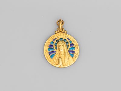 une médaille en or et émail représentant la Vierge de Guadalupe