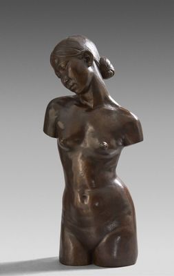 une image représentant une statue en bronze d'une femme tenant un téléphone portable