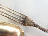 une fourchette et une cuillère posées l'une à côté de l'autre sur une table