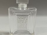 une bouteille en verre transparent avec un bouchon blanc
