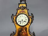 une horloge jaune et noire posée sur une table