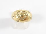 un gros plan d'une bague en or ornée d'un cœur