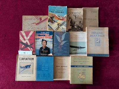 Plusieurs livres sont empilés les uns sur les autres sur une surface violette