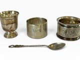 trois tasses et cuillères en argent posées les unes à côté des autres