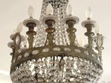 un lustre suspendu au plafond de la pièce