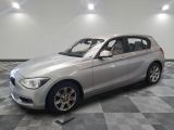 une photo d'une BMW argentée dans un showroom