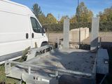 une camionnette blanche garée dans l'herbe