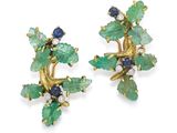 une photo d'une paire de boucles d'oreilles en émeraude et saphir