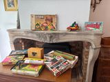 de nombreux livres sur la table devant la cheminée