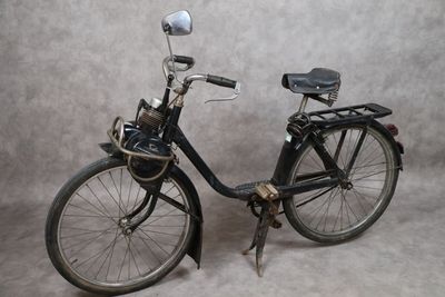 un vélo noir avec un panier à l'arrière