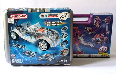 un coffret métallique contenant une petite voiture