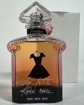 une image représentant un flacon de parfum orné d'une robe noire