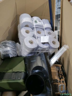 de nombreux rouleaux de papier toilette rangés dans une boîte