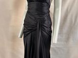 le mannequin porte une robe noire avec un décolleté