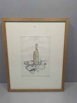 dessin représentant une bouteille de vin posée sur une table, dans un cadre en bois