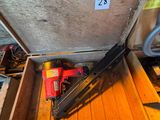 une boîte contenant un pistolet à clous et un pistolet à clous