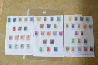 deux feuilles de papier portant des timbres, posées sur une table