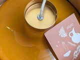 une boîte contenant une bougie et une carte