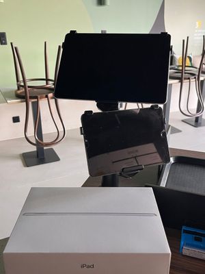 une boîte posée sur une table à côté d'un ordinateur portable