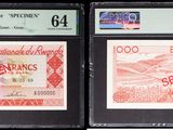 Trois types de monnaies différents sont exposés dans une vitrine