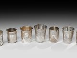 un ensemble de six coupes en argent posées sur une table