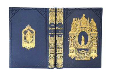 un vieux livre bleu aux bords dorés, avec l'image d'un homme assis sur un trône