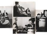 plusieurs photographies en noir et blanc montrant des personnes assises autour d'une table