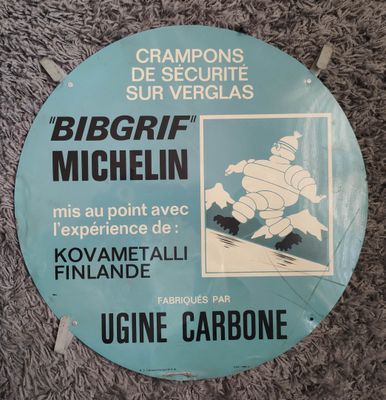 panneau bleu et blanc sur lequel figure une carte