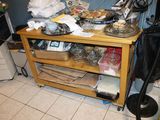 une table en bois sur laquelle sont posés de nombreux objets, dans une pièce