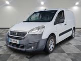 la camionnette blanche est garée sur le sol en damier d'une pièce