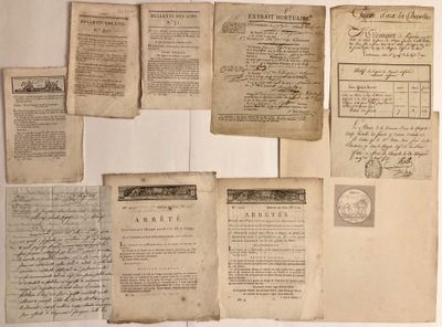 Plusieurs vieux papiers sont disposés sur une surface blanche