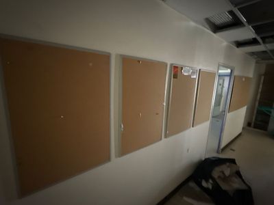 une pièce avec plusieurs panneaux d'affichage accrochés au mur