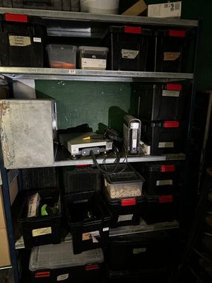 de nombreux bacs et cartons sur les étagères de la pièce