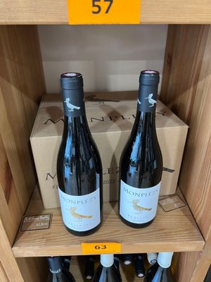 deux bouteilles de vin sur une étagère dans un magasin