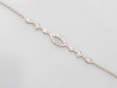 un bracelet en or blanc et diamants