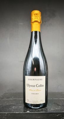 une bouteille de vin posée sur une table