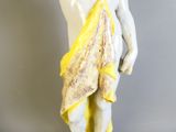 statue en marbre représentant un homme avec une écharpe jaune sur l'épaule