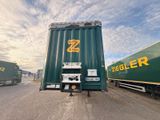 deux camions garés l'un à côté de l'autre sur la route