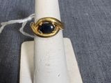 une image d'une bague sertie d'une pierre noire