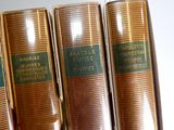 plusieurs livres sont alignés sur une étagère