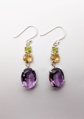 PAIRE DE PENDANTS D'OREILLES en argent 925‰ ornés d'améthyst…