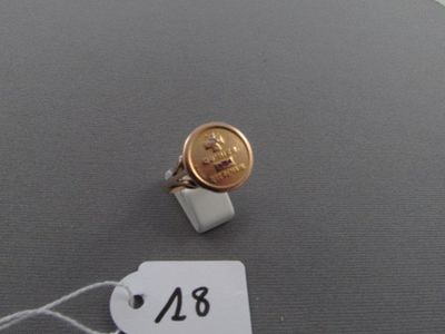 une bague sur laquelle est posé un penny et à laquelle est attachée une étiquette de prix