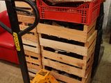 un canapé rouge et une palette dans une pièce