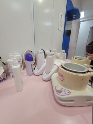 un plan de travail rose sur lequel sont posés un mixeur et des tasses