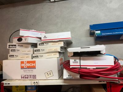 de nombreuses boîtes contenant des appareils électroniques, posées sur une étagère dans une pièce