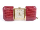 une photo d'une montre-bracelet dotée d'un bracelet en cuir d'alligator rouge